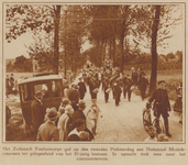 873594 Afbeelding van het Zuilens Fanfarecorps, dat onderweg is naar het terrein waar het nationaal muziekconcours ...